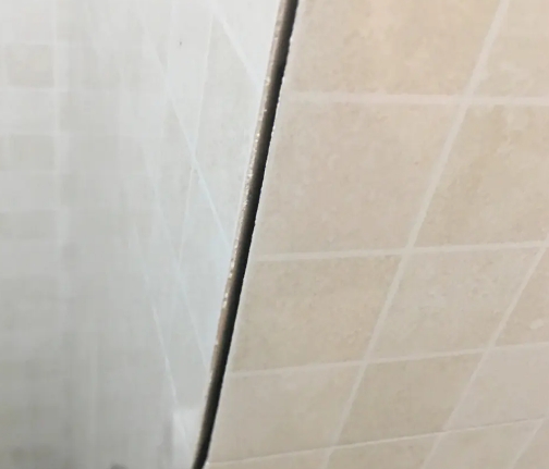 绥滨瓷砖空鼓维修公司分享阳台瓷砖脱落的修复过程可以分为以下几个步骤