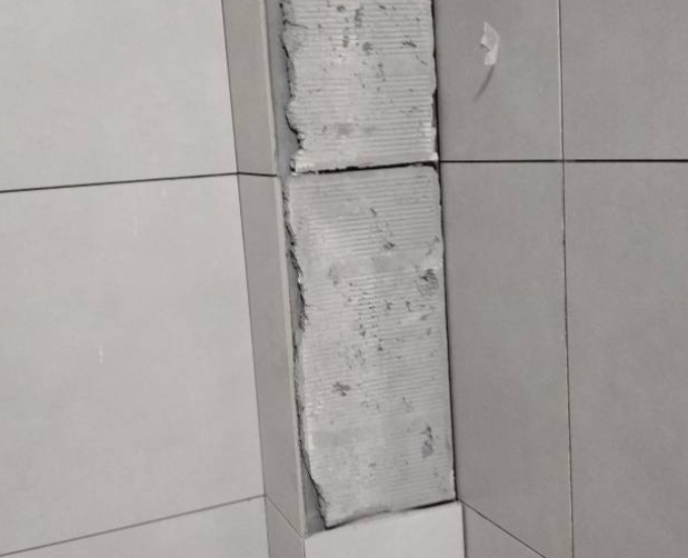 绥滨瓷砖空鼓维修公司分享下瓷砖施工前基层浇水润湿程度不足，可能导致以下问题